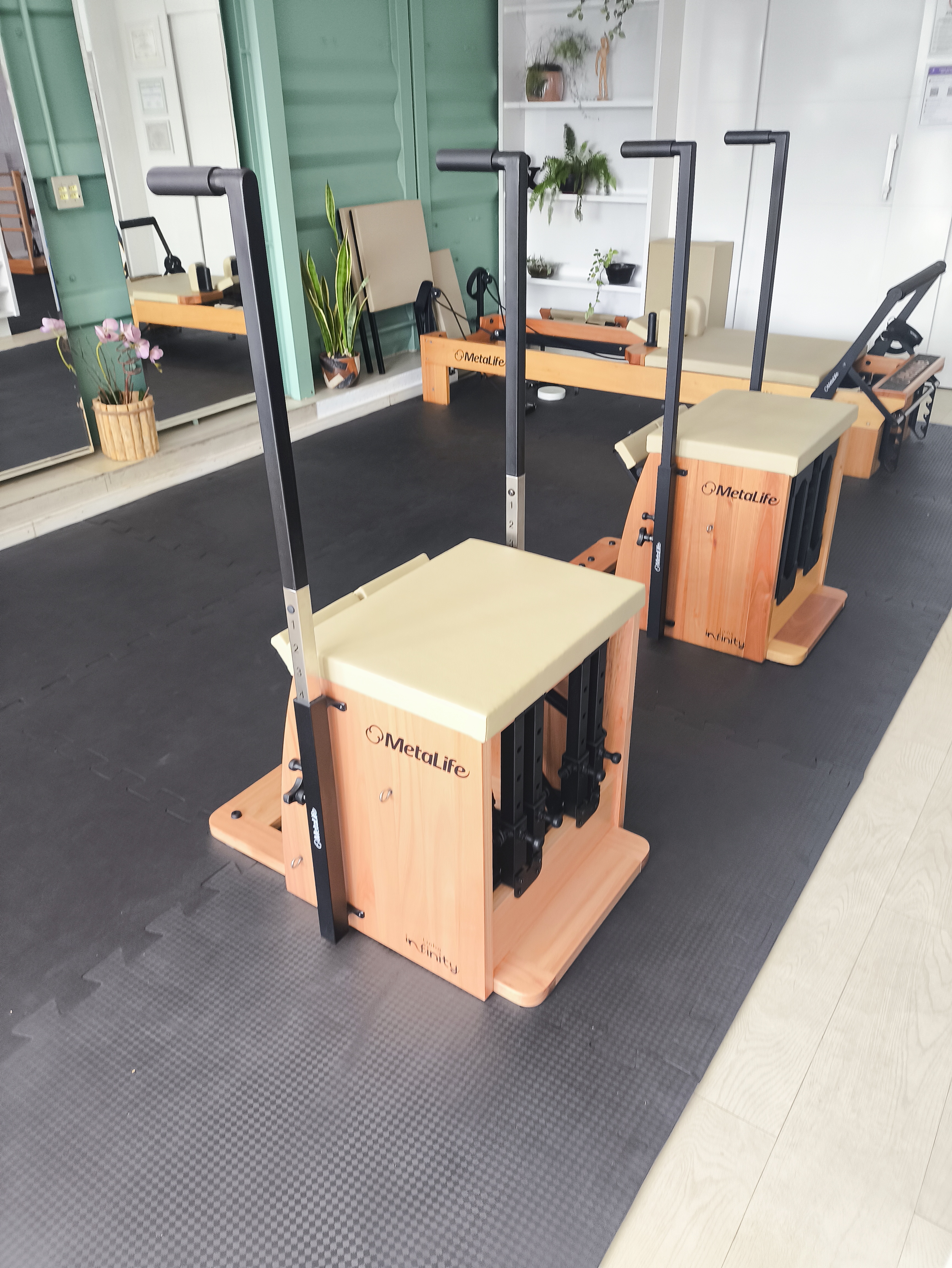 Cadeiras de pilates clínico com espelhos no Vitta Sul Pilates