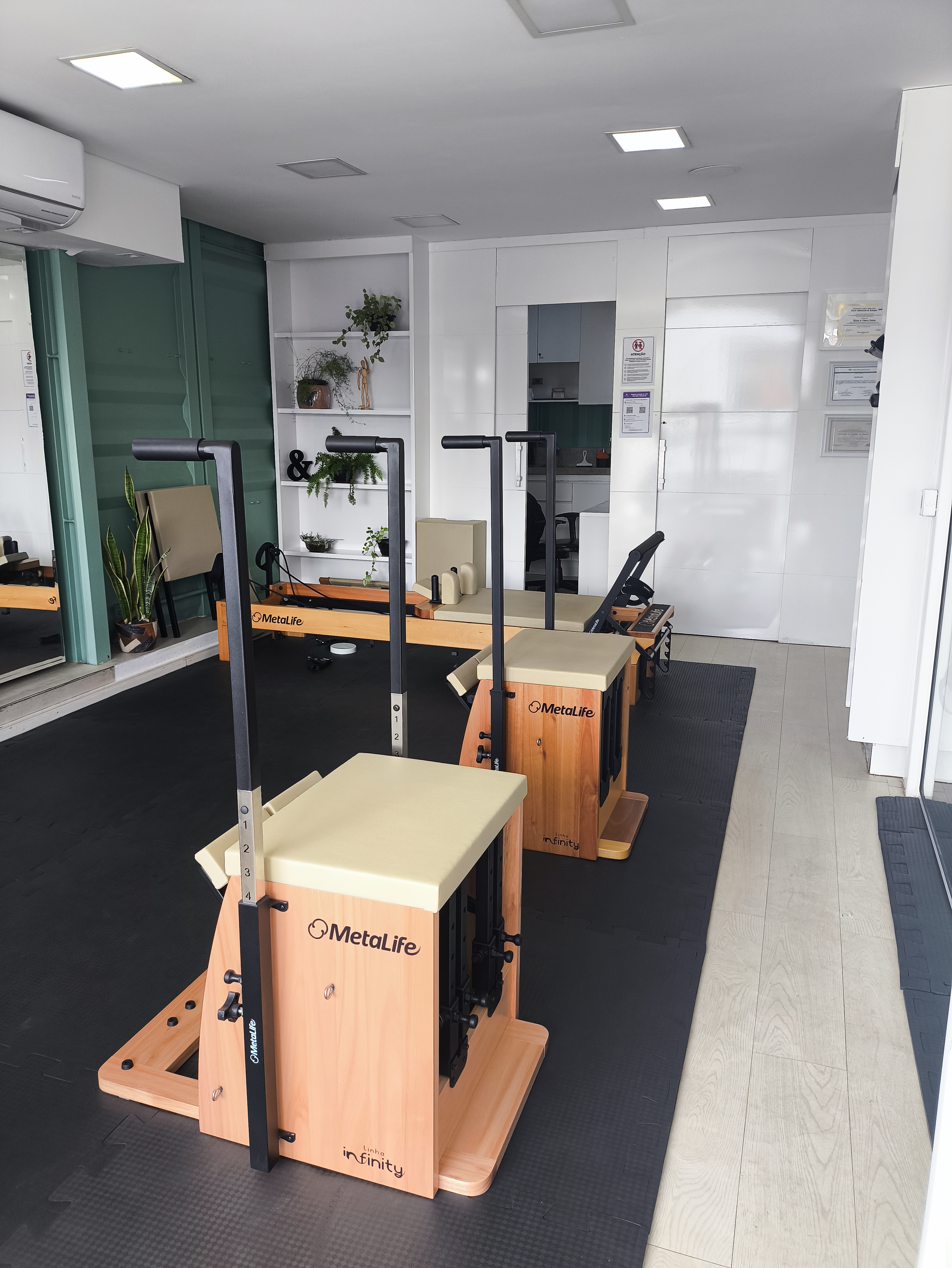 Vista da sala de pilates clínico do Vitta Sul Pilates com cadeiras MetaLife